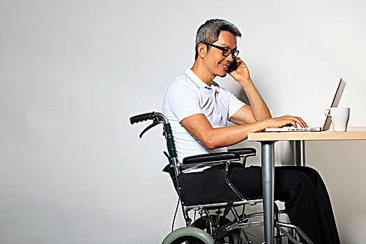 男人,坐,轮椅,工作,笔记本电脑,通电话