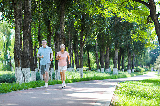 老年夫婦在戶外公園慢跑