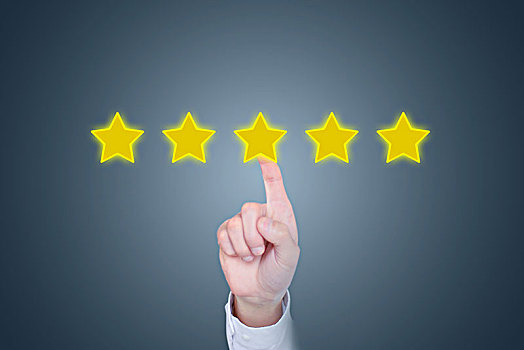 商人手指点击五颗星,审查,提高评级或排名,评估和分类的概念