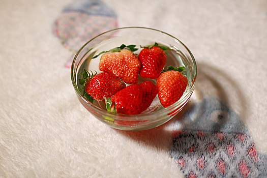 玻璃碗中草莓