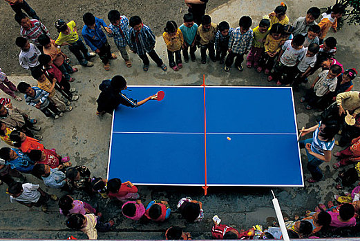 乡村小学的学生在打球