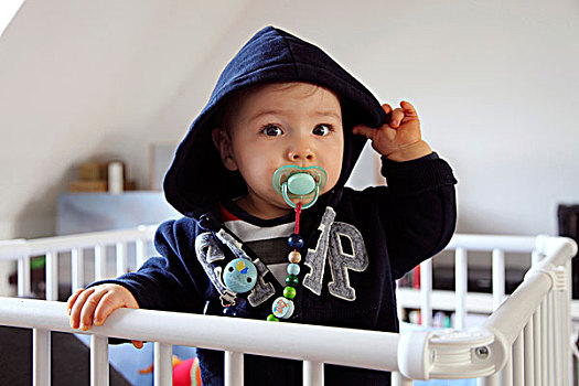 小男孩,10个月,小床,奶嘴,帽衫