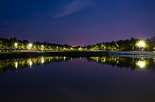 湖畔夜景