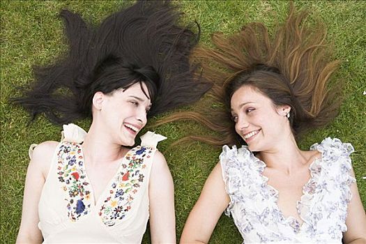 两个女人,卧,草地,笑