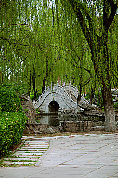 中國古典園林湖泊中的石板路和拱形橋
