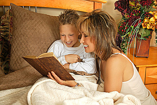 母亲,儿子,读,一起,旁侧,床