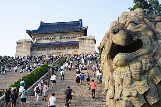 江苏省南京市中山陵石阶旁边的狮子雕塑