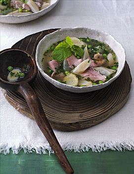 砂锅炖菜,猪肉片,根菜类