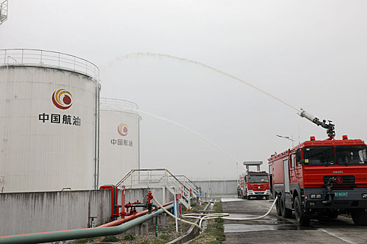 湖南常德市消防在桃花源机场举行油库起火应急救援演练