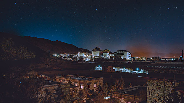 香格里拉松赞林寺夜景