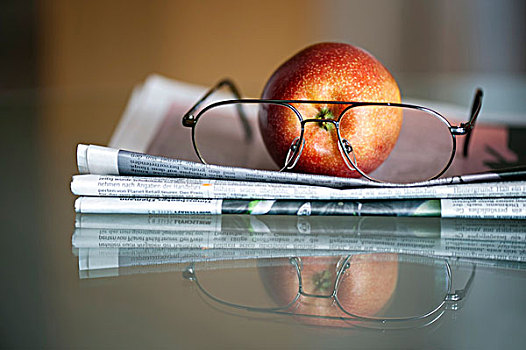 苹果,报纸,眼镜,躺着,玻璃桌