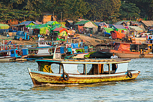 缅甸,曼德勒,伊洛瓦底江,船屋,河,河边,贫民窟,后面