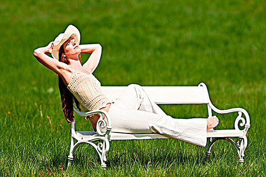 红发,女人,帽子,享受,太阳,白色背景,长椅,绿色,草地,浅
