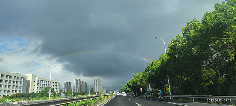 雨后乌云与彩虹