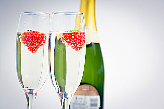 两个,香槟酒杯,漂浮,草莓,瓶子,后面