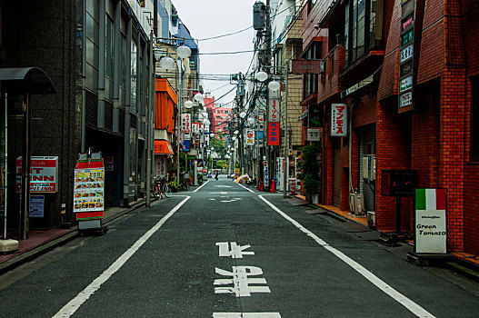 日本东京,新宿的街道巷弄,颜色缤纷