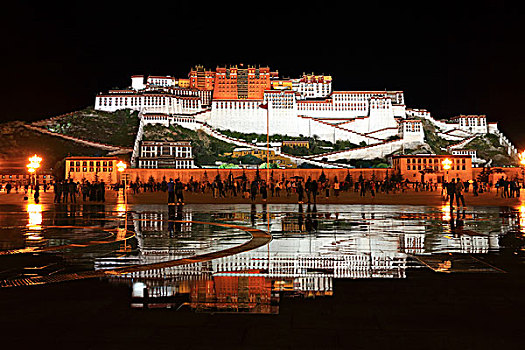 西藏布达拉宫夜景喷泉