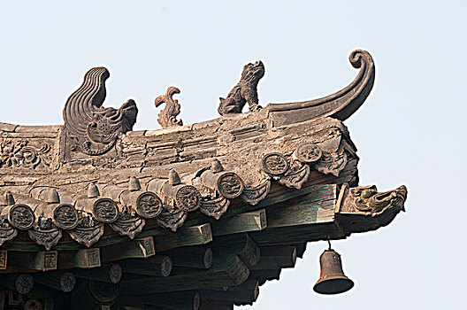 中国传统建筑房脊上的龙砖雕装饰