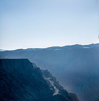 新疆安集海大峡谷谷壁上成悬崖峭壁