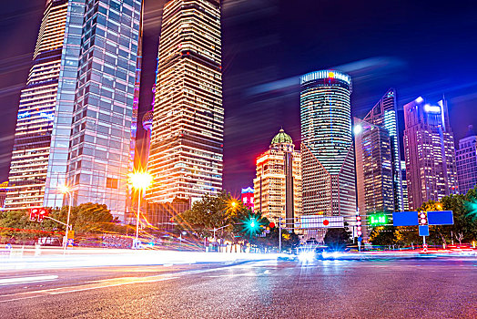 上海陆家嘴夜景和模糊的车灯