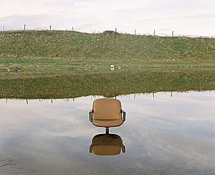办公室,椅子,坐,中间,水,草,后面,反射,爱尔兰,序列