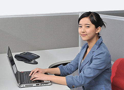 上網(wǎng)的女員工