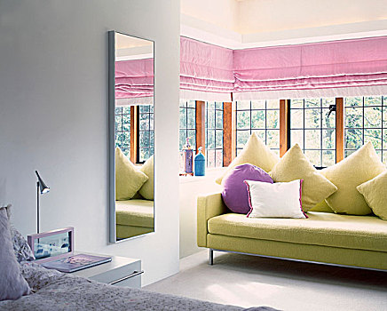 现代,沙发,散落,垫子,光滑面,凸窗,卧室