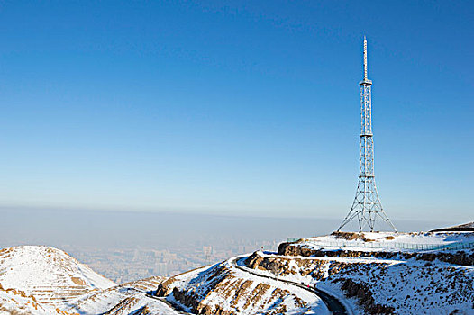 雪地里的信号塔