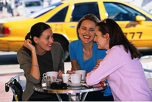 三个女人,坐,露天咖啡馆