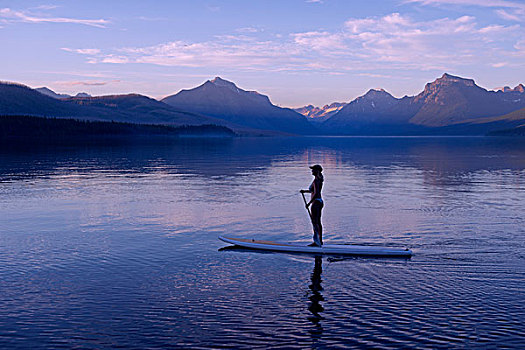 女人,独木舟,麦克唐纳湖,冰川国家公园,蒙大拿,美国
