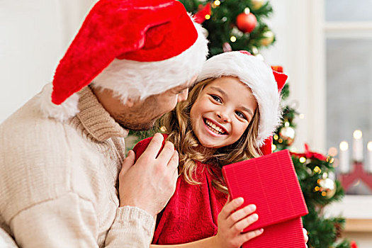 家庭,圣诞节,圣诞,冬天,高兴,人,概念,微笑,父亲,女儿,圣诞老人,帽子,打开,礼盒