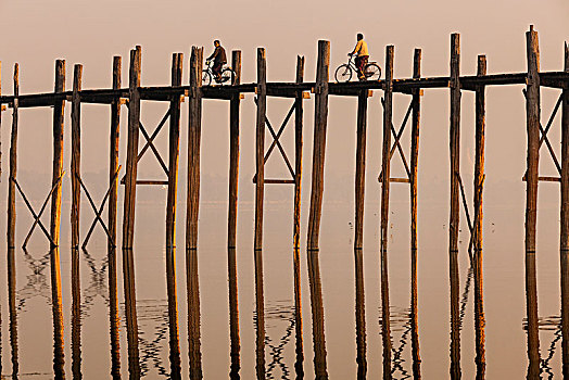 两个人,骑自行车,高,柚木,桥,上方,湖
