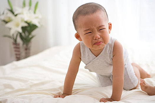 躺在床上玩耍的嬰兒