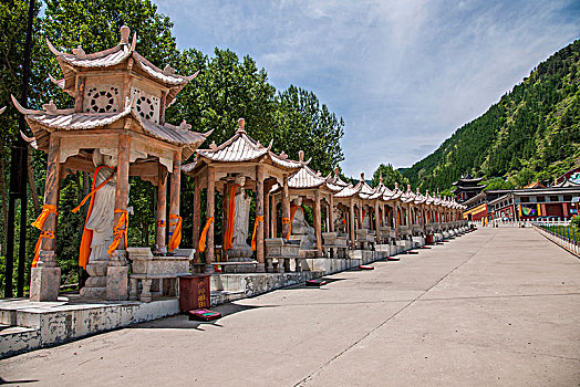 山西忻州市五台山白云寺广场一排汉白玉六角亭供奉着诸佛菩萨