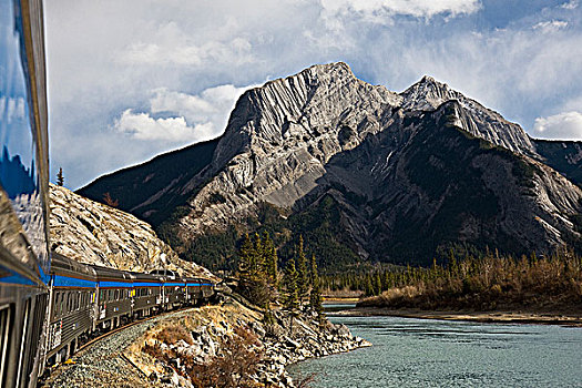 客运列车,骑,阿萨巴斯卡河,碧玉国家公园,艾伯塔省,加拿大