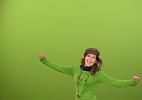 年轻,高兴,女人,绿色背景