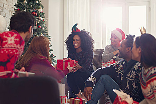微笑,朋友,交换,圣诞礼物,客厅