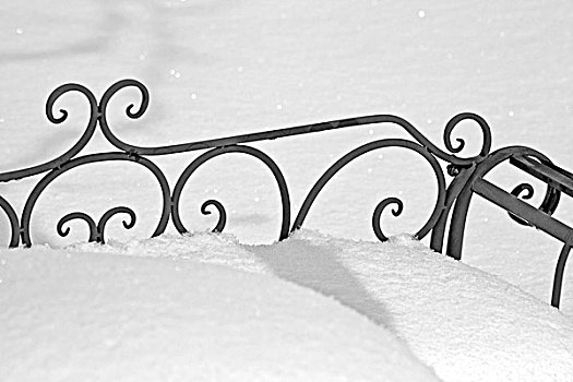 园凳,雪中