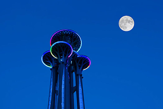 月亮和奥林匹克瞭望塔