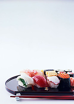 寿司盘,筷子,白色背景