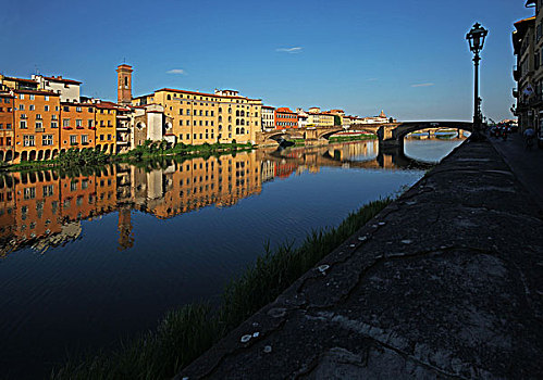 贯穿佛罗伦萨全城的阿尔诺河,arno