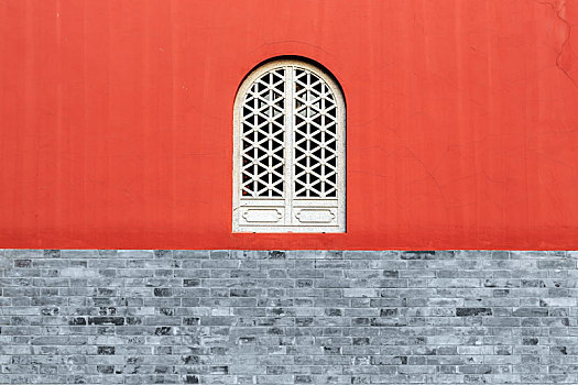 古建筑灰砖红墙镂空石窗