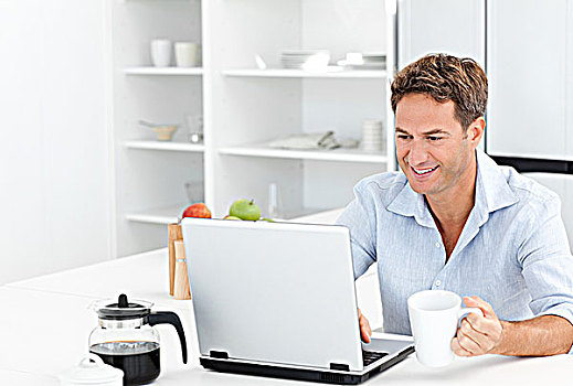 工作,笔记本电脑,喝咖啡,厨房