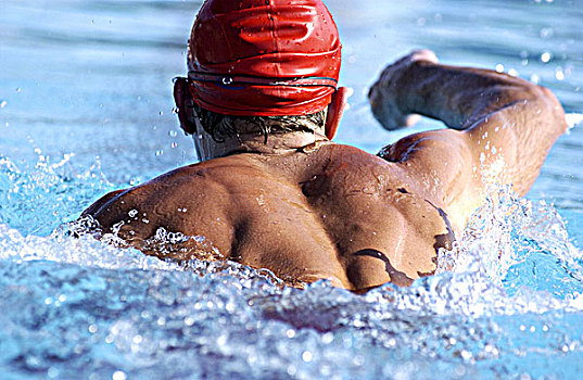 游泳的图片男人 唯美图片