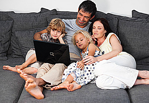 年轻家庭,沙发,笔记本电脑