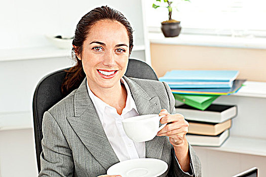 高兴,职业女性,拿着,一杯咖啡,坐,办公室
