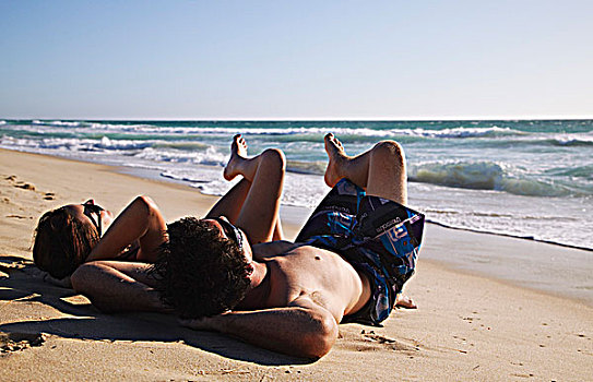 年轻,情侣,躺着,海滩,佩思,西澳大利亚,澳大利亚