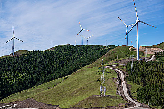 有风车的盘山公路