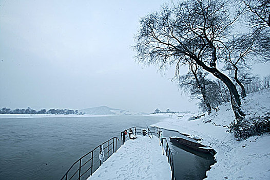 吉林市江边雪景图片
