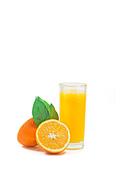 一杯橙汁和切开的橙子孤立在白色背景上